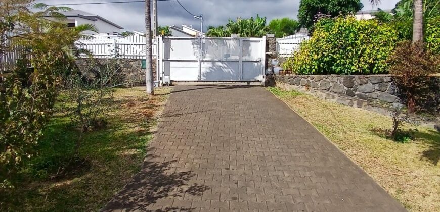 Location d’une charmante villa de 136.11m2 avec piscine située dans un environnement verdoyant à Saint-Gilles les Hauts