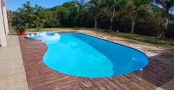 Location d’une charmante villa de 136.11m2 avec piscine située dans un environnement verdoyant à Saint-Gilles les Hauts
