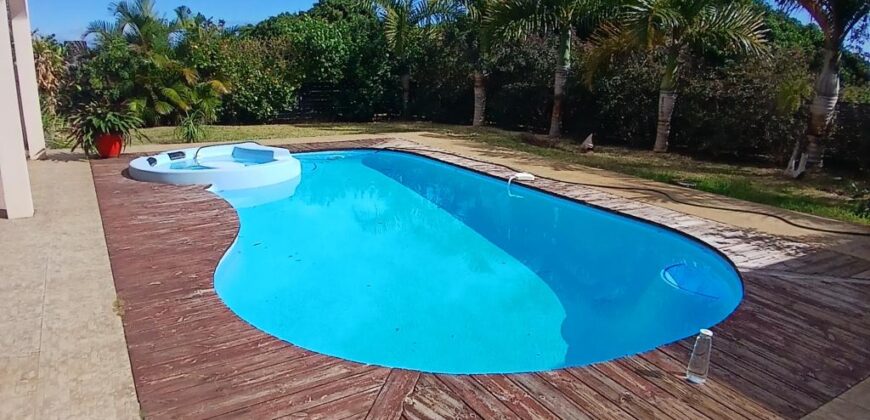 Location d’une charmante villa de 136.11m2 avec piscine située dans un environnement verdoyant à Saint-Gilles les Hauts