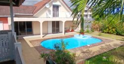 Location d’une charmante villa de 136.11m2 avec piscine située dans un environnement verdoyant à Saint-Gilles les Hauts