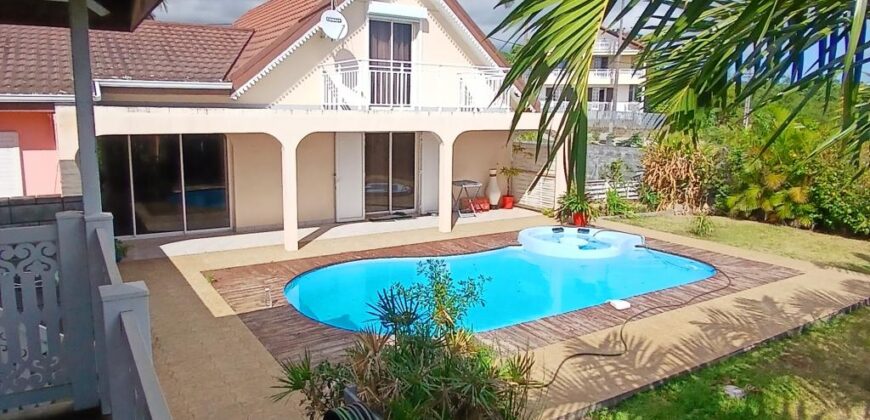 Location d’une charmante villa de 136.11m2 avec piscine située dans un environnement verdoyant à Saint-Gilles les Hauts