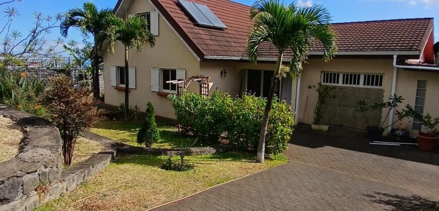 Location d’une charmante villa de 136.11m2 avec piscine située dans un environnement verdoyant à Saint-Gilles les Hauts