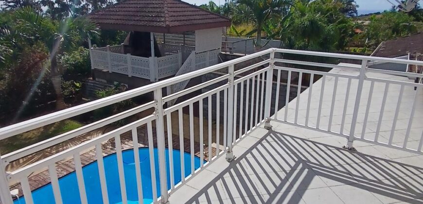 Location d’une charmante villa de 136.11m2 avec piscine située dans un environnement verdoyant à Saint-Gilles les Hauts