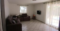 Location d’une charmante villa de 136.11m2 avec piscine située dans un environnement verdoyant à Saint-Gilles les Hauts