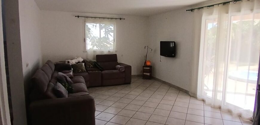 Location d’une charmante villa de 136.11m2 avec piscine située dans un environnement verdoyant à Saint-Gilles les Hauts