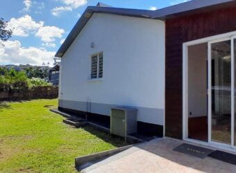 A louer une villa F3 de plain pied avec cour clôturée située au Tampon 17èkm