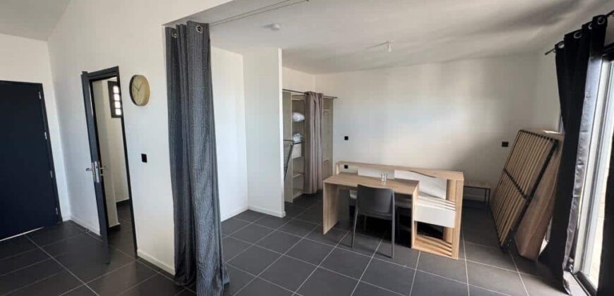À louer studios neufs meublés et équipés haut de gamme situés au centre-ville du Tampon