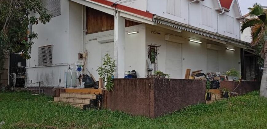 En vente une villa F7/8 en duplex à rafraîchir située au Tampon