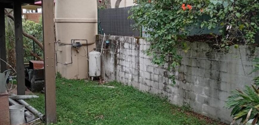 En vente une villa F7/8 en duplex à rafraîchir située au Tampon