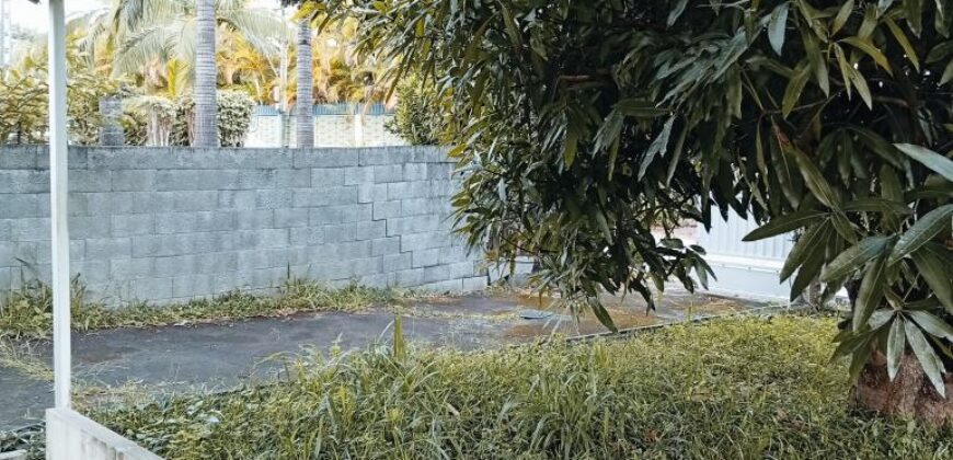 En vente une villa F7/8 en duplex à rafraîchir située au Tampon
