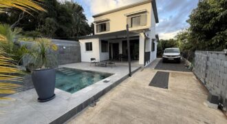 À vendre villa neuve en R+1 d’environ 100 m2 avec piscine à proximité du centre-ville d’Etang Salé les Hauts
