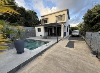 À vendre villa neuve en R+1 d’environ 100 m2 avec piscine à proximité du centre-ville d’Etang Salé les Hauts