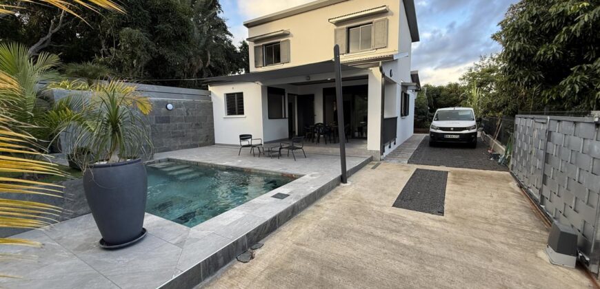 À vendre villa neuve en R+1 d’environ 100 m2 avec piscine à proximité du centre-ville d’Etang Salé les Hauts
