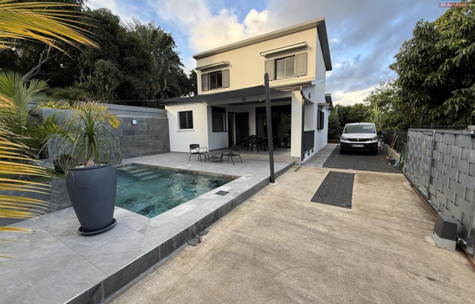 À vendre villa neuve en R+1 d’environ 100 m2 avec piscine à proximité du centre-ville d’Etang Salé les Hauts