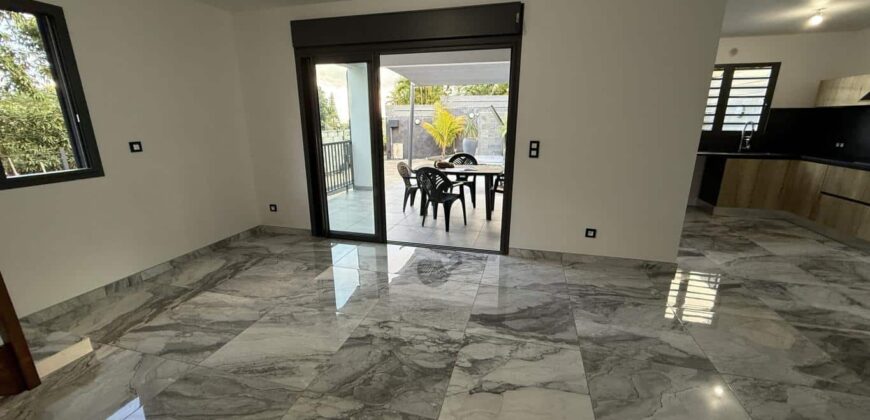 À vendre villa neuve en R+1 d’environ 100 m2 avec piscine à proximité du centre-ville d’Etang Salé les Hauts