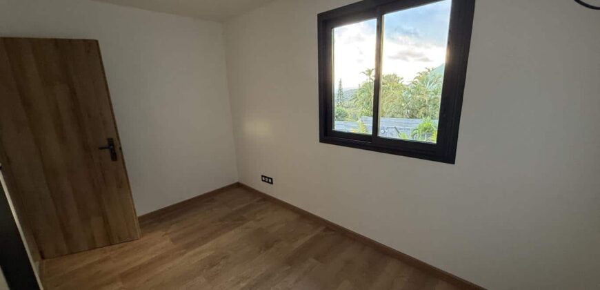 À vendre villa neuve en R+1 d’environ 100 m2 avec piscine à proximité du centre-ville d’Etang Salé les Hauts