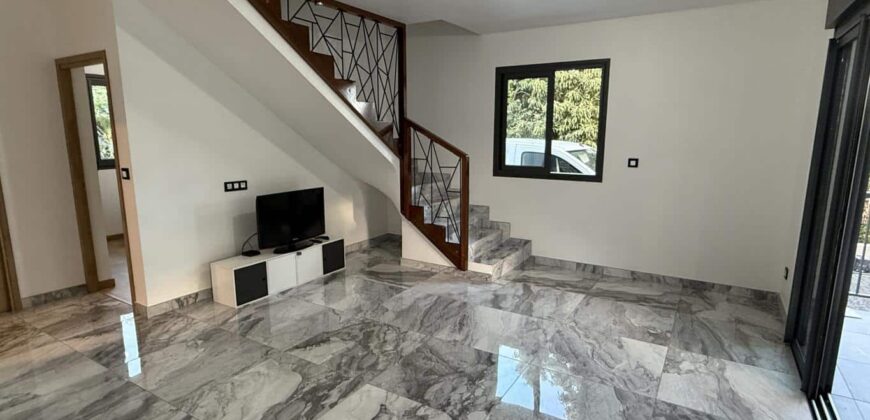 À vendre villa neuve en R+1 d’environ 100 m2 avec piscine à proximité du centre-ville d’Etang Salé les Hauts