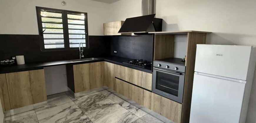 À vendre villa neuve en R+1 d’environ 100 m2 avec piscine à proximité du centre-ville d’Etang Salé les Hauts