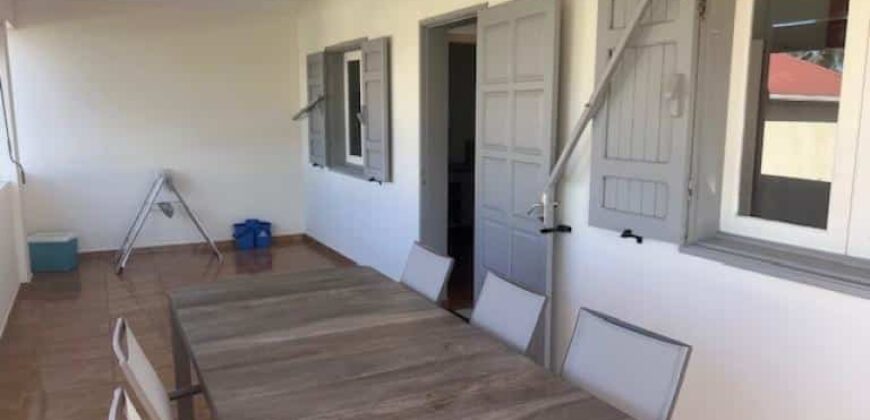A louer appartement T4 meublé atypique situé au-dessus d’une villa à Etang Salé