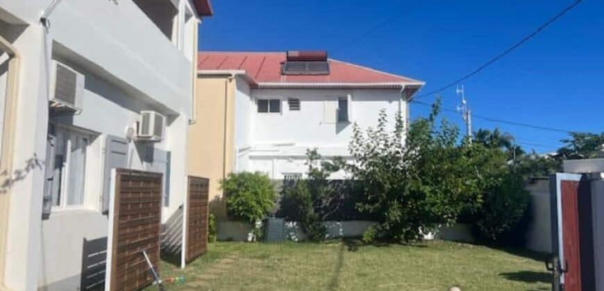 A louer appartement T4 meublé atypique situé au-dessus d’une villa à Etang Salé