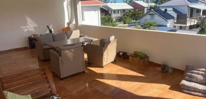 A louer appartement T4 meublé atypique situé au-dessus d’une villa à Etang Salé