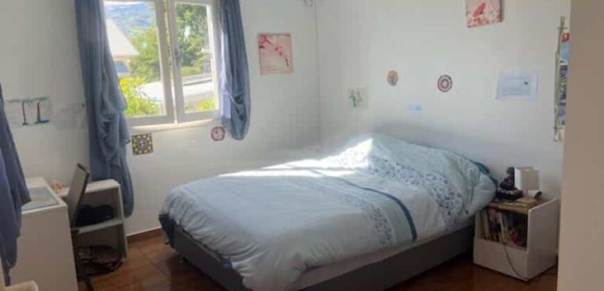 A louer appartement T4 meublé atypique situé au-dessus d’une villa à Etang Salé