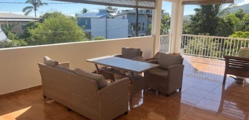 A louer appartement T4 meublé atypique situé au-dessus d’une villa à Etang Salé