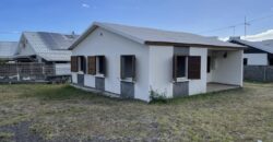 A vendre une villa de plain-pied avec garage sur un vaste terrain de 502m2 dans un quartier résidentiel calme au Port