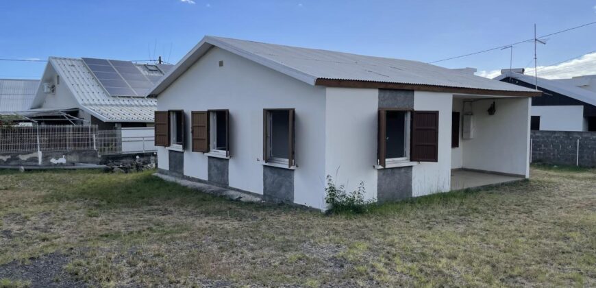 A vendre une villa de plain-pied avec garage sur un vaste terrain de 502m2 dans un quartier résidentiel calme au Port
