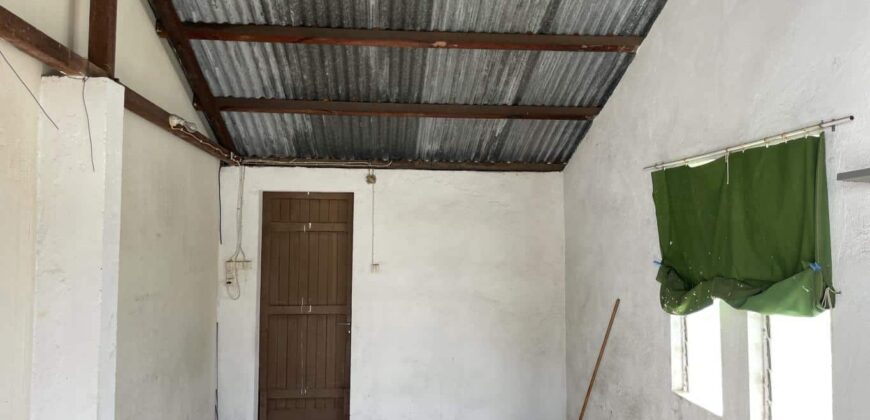 A vendre une villa de plain-pied avec garage sur un vaste terrain de 502m2 dans un quartier résidentiel calme au Port