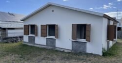 A vendre une villa de plain-pied avec garage sur un vaste terrain de 502m2 dans un quartier résidentiel calme au Port
