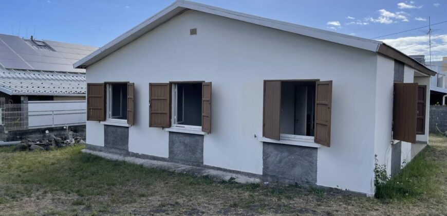 A vendre une villa de plain-pied avec garage sur un vaste terrain de 502m2 dans un quartier résidentiel calme au Port