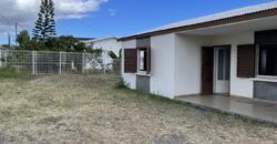 A vendre une villa de plain-pied avec garage sur un vaste terrain de 502m2 dans un quartier résidentiel calme au Port