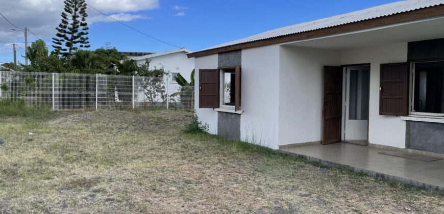 A vendre une villa de plain-pied avec garage sur un vaste terrain de 502m2 dans un quartier résidentiel calme au Port