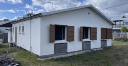 A vendre une villa de plain-pied avec garage sur un vaste terrain de 502m2 dans un quartier résidentiel calme au Port