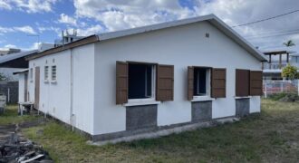A vendre une villa de plain-pied avec garage sur un vaste terrain de 502m2 dans un quartier résidentiel calme au Port