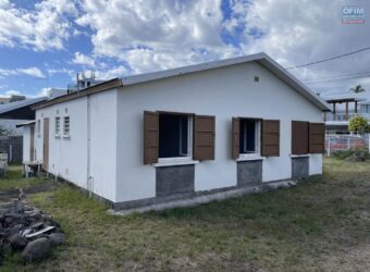 A vendre une villa de plain-pied avec garage sur un vaste terrain de 502m2 dans un quartier résidentiel calme au Port