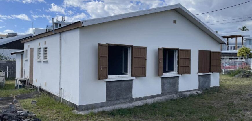A vendre une villa de plain-pied avec garage sur un vaste terrain de 502m2 dans un quartier résidentiel calme au Port