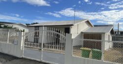 A vendre une villa de plain-pied avec garage sur un vaste terrain de 502m2 dans un quartier résidentiel calme au Port