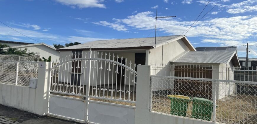 A vendre une villa de plain-pied avec garage sur un vaste terrain de 502m2 dans un quartier résidentiel calme au Port