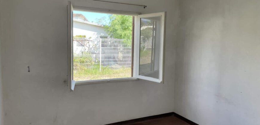 A vendre une villa de plain-pied avec garage sur un vaste terrain de 502m2 dans un quartier résidentiel calme au Port
