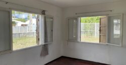 A vendre une villa de plain-pied avec garage sur un vaste terrain de 502m2 dans un quartier résidentiel calme au Port