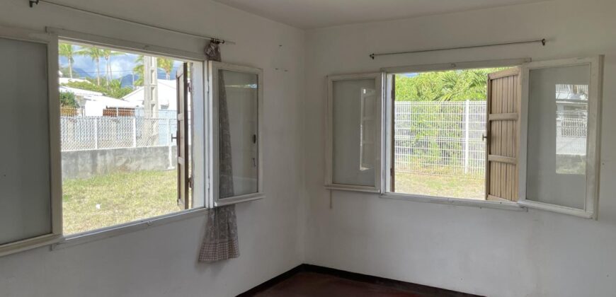 A vendre une villa de plain-pied avec garage sur un vaste terrain de 502m2 dans un quartier résidentiel calme au Port