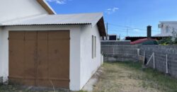 A vendre une villa de plain-pied avec garage sur un vaste terrain de 502m2 dans un quartier résidentiel calme au Port