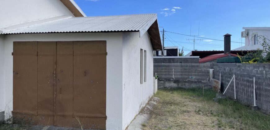 A vendre une villa de plain-pied avec garage sur un vaste terrain de 502m2 dans un quartier résidentiel calme au Port