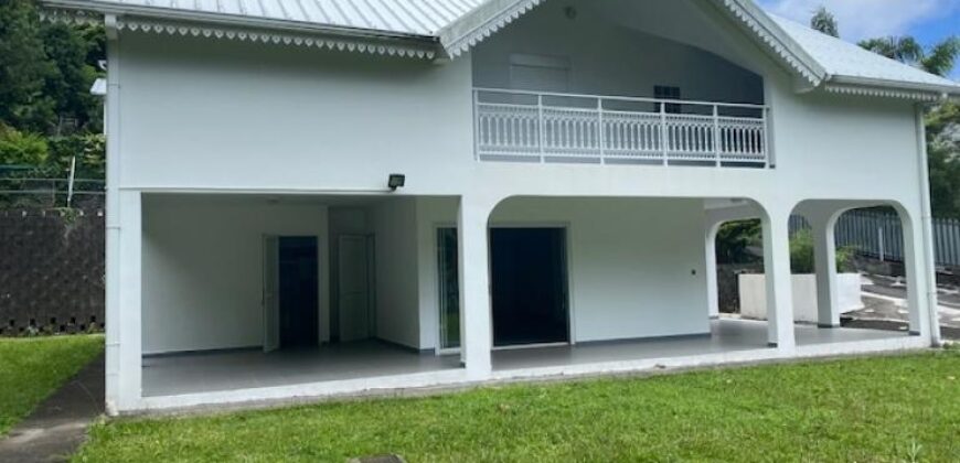 A louer une grande villa de 221m2 avec jardin à proximité des commerces et écoles à La Montagne