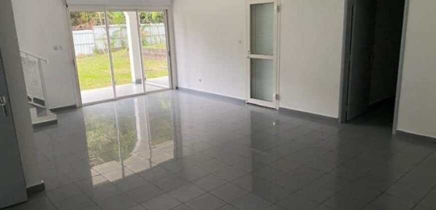 A louer une grande villa de 221m2 avec jardin à proximité des commerces et écoles à La Montagne