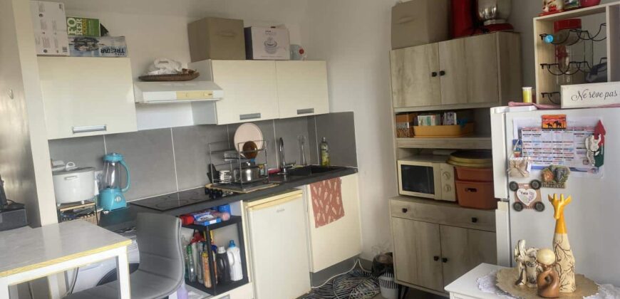 A vendre un appartement T2 de 38m2 avec varangue situé au centre ville de la Possession