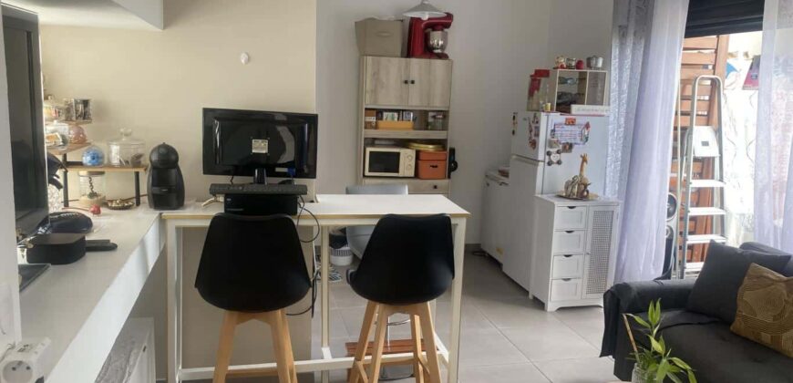 A vendre un appartement T2 de 38m2 avec varangue situé au centre ville de la Possession