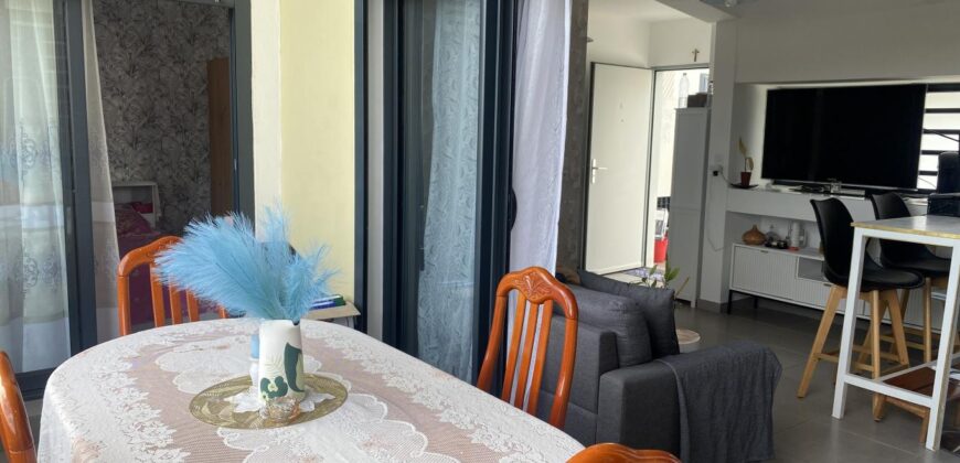 A vendre un appartement T2 de 38m2 avec varangue situé au centre ville de la Possession